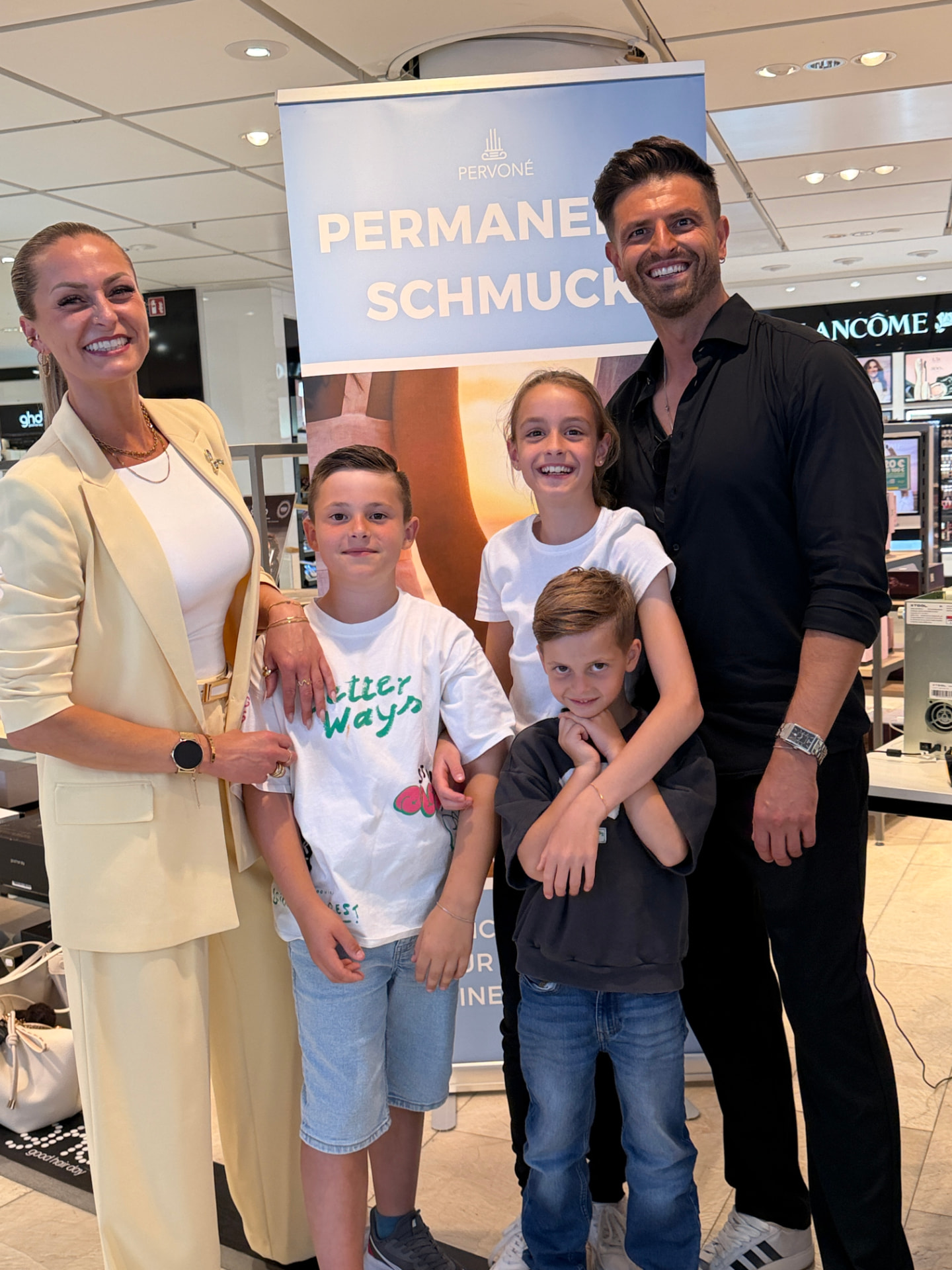 Familie beim Permanent Schmuck Event vor dem Pervoné Banner