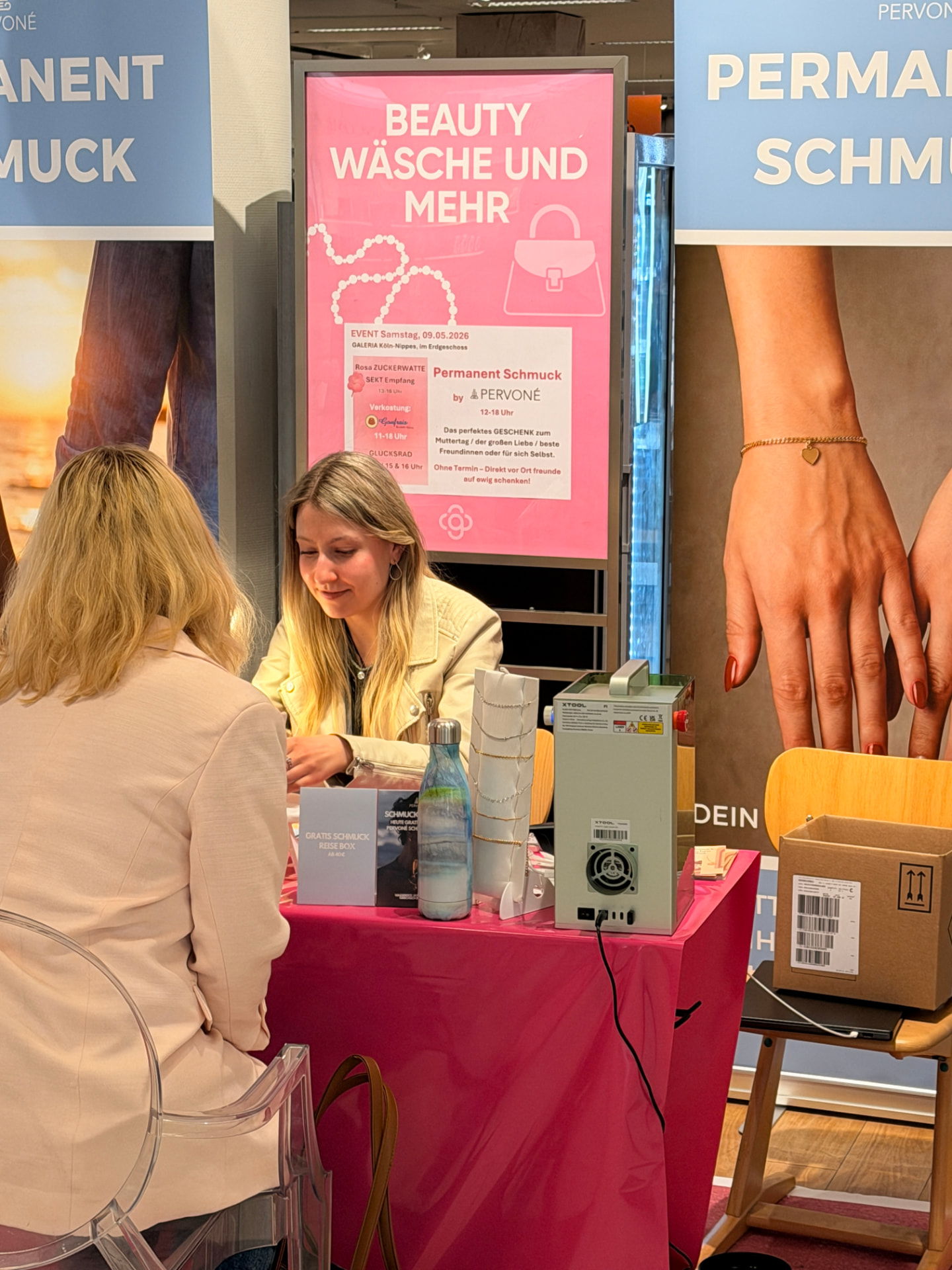 Beratung am Pervoné Permanent Schmuck Stand während eines Events