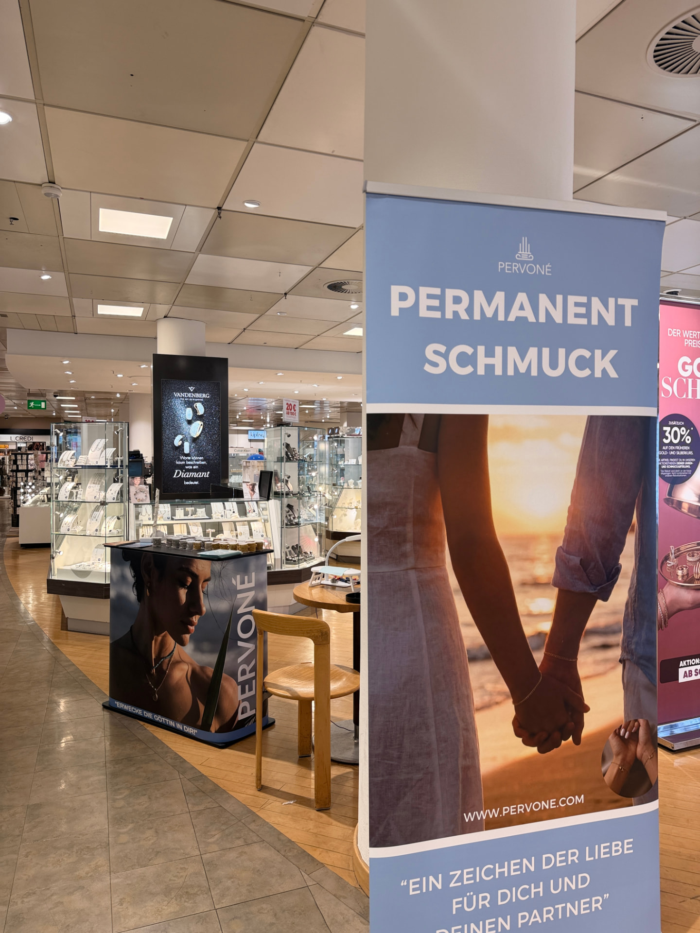 Pervoné Permanent Schmuck Counter mit Rollup-Banner in der GALERIA Filiale