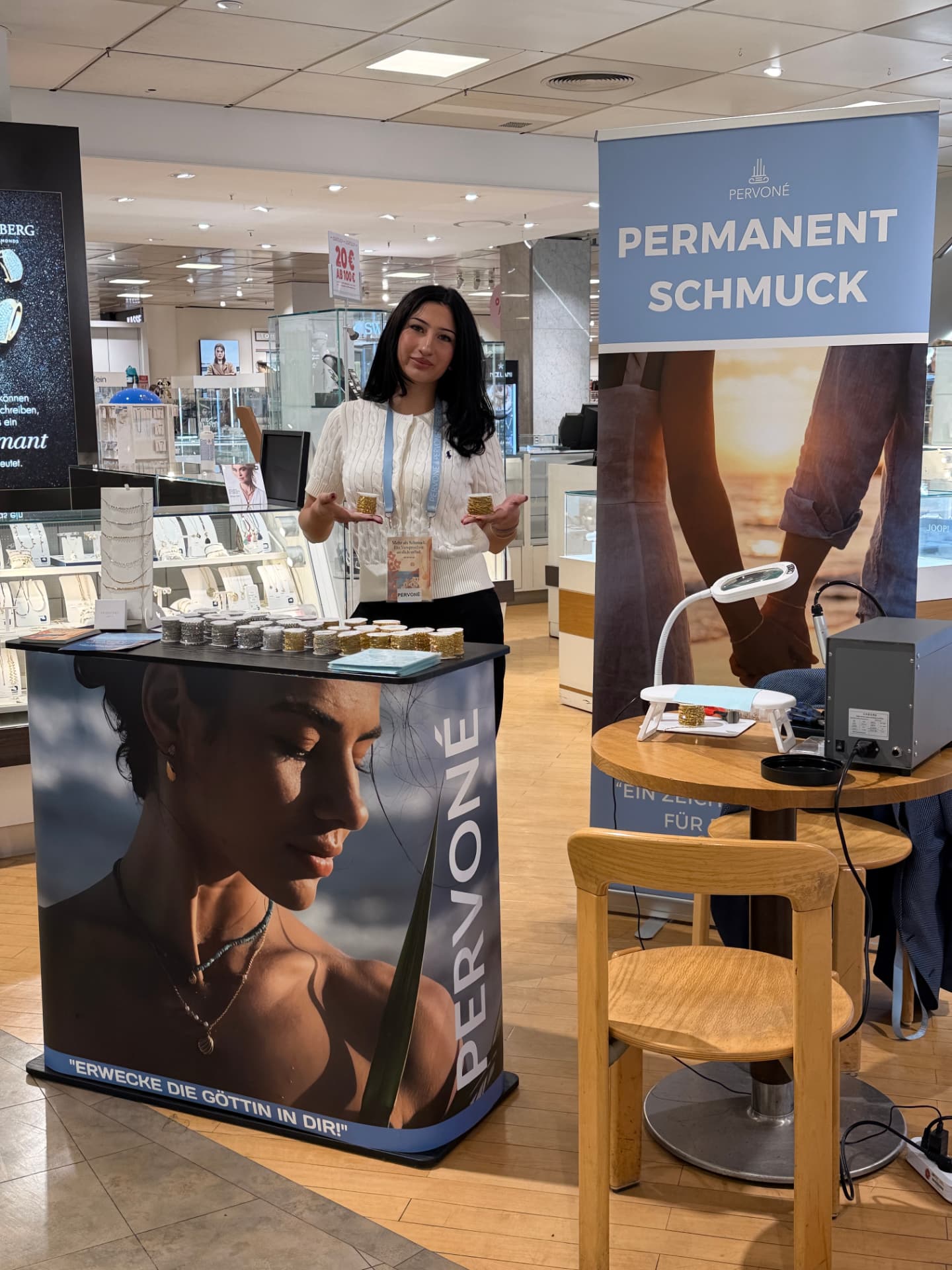Pervoné Permanent Schmuck Counter bei GALERIA mit Ketten auf Rollen
